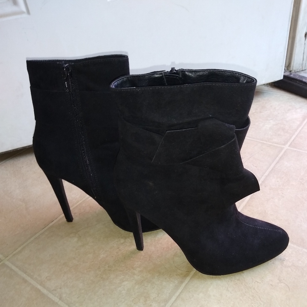 🎉SALE Shoedazzle Suede Black Booties